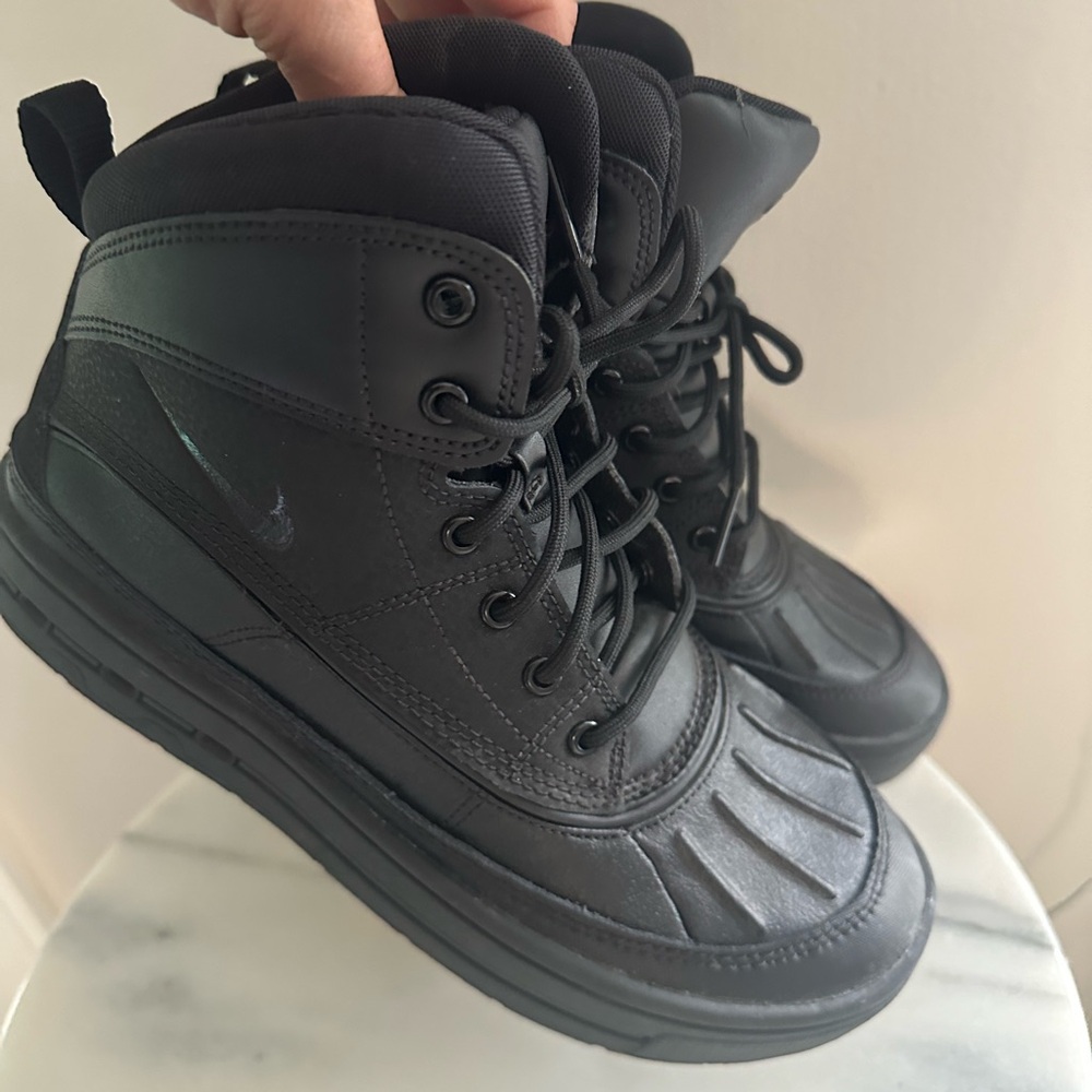Nike Black Boots with Waterproof Design and Sturdy Sole